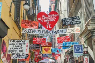 Napoli (İtalya) İspanyol mahallesinde cadde görünümü. 01. 07. 2018 İtalya