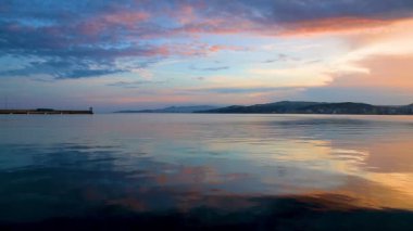 Bir İspanyol kasabasında Palamos su üzerinde güzel renkli sunsetlight.