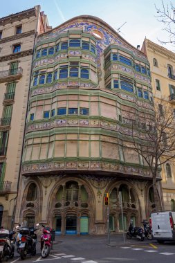 Güneşli bir günde Simgesel Yapı Barcelona. Casa Comalat bina. Kaçışlarını Salvador Valeri ben Popurull. 15. 02. 2018 İspanya