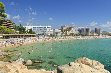 Beach adlı küçük kasabada bir güneşli yaz gün,(time lapse) 29.07.2018, İspanya İspanya Sant Antoni de Calonge (Costa Brava)