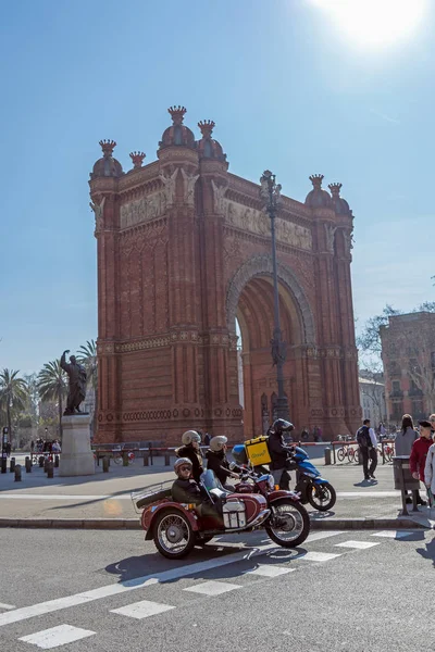 Słynny Łuk Barcelonie Hiszpanii Stary Motocykl Przyczepą 2018 Hiszpania — Zdjęcie stockowe