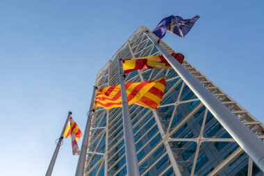 Bayrakları önünde Barcelona İspanya uzun boylu gökdelen