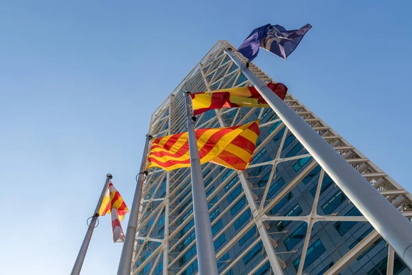 スペインのバルセロナで背の高い超高層ビルの前にフラグ — ストック写真