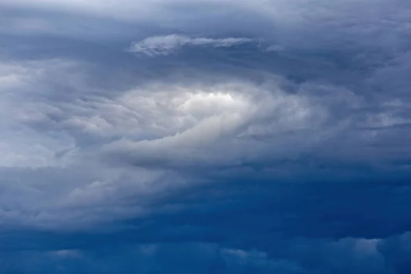 有趣的强的美丽的云彩 — 图库照片