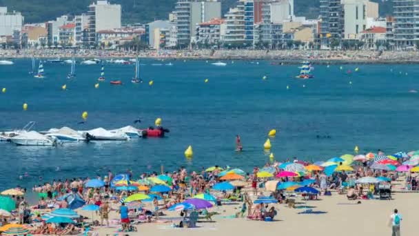 Kumsalda Küçük Kasaba Palamos Costa Brava Spanya Güneşli Yaz Bir — Stok video