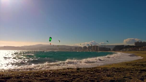 Muitos Kite Surfers Dia Ensolarado Espanha Costa Brava Perto Cidade — Vídeo de Stock