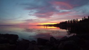Güzel gün batımı peyzaj köyünde Macaristan Szigliget Balaton Gölü üzerinde