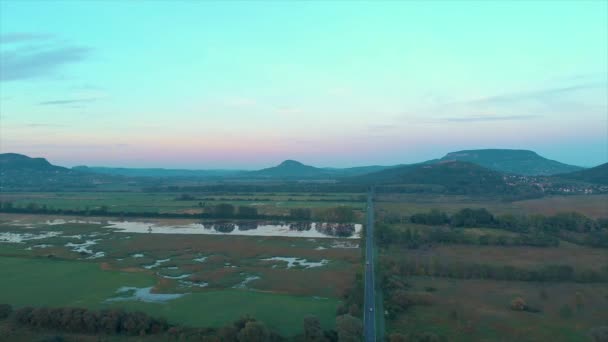 Imagens Aéreas Drones Uma Paisagem Húngara Com Vulcões Perto Lago — Vídeo de Stock