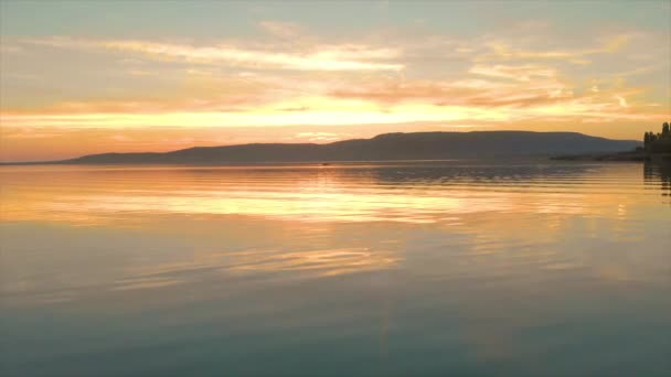 Bonitas Imágenes Drones Del Paisaje Del Atardecer Sobre Lago Balaton — Vídeos de Stock