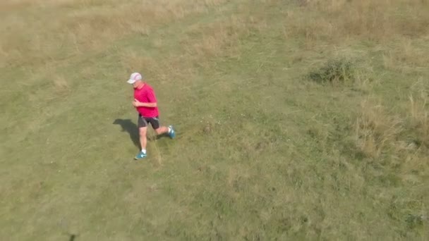 空中のスローモーション映像 ハンガリー草原で走っている人 — ストック動画