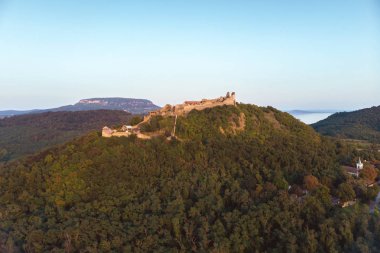 Macaristan 'daki Szigliget şatosundan insansız hava aracı resmi.
