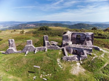 Antik kale harabe volcano Tepesi'nde Balaton Gölü yakınındaki Csobanc Macaristan'dan gelen hava resmi