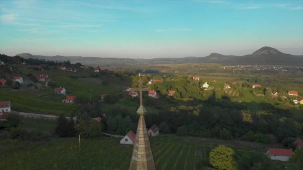 Lille Kapel Bjerg Saint George Ungarn Nær Søen Balaton Luftdrone – Stock-video