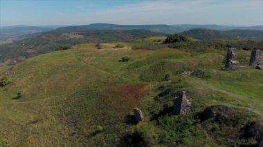 Güzel bir antik kale Csobanc Macaristan tepede dron görüntüleri