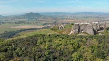 Güzel bir antik kale Csobanc Macaristan tepede dron görüntüleri