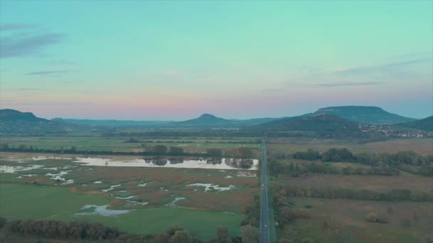 ハンガリーの Csobanc の丘の上の美しい古代の城からドローン映像 — ストック動画