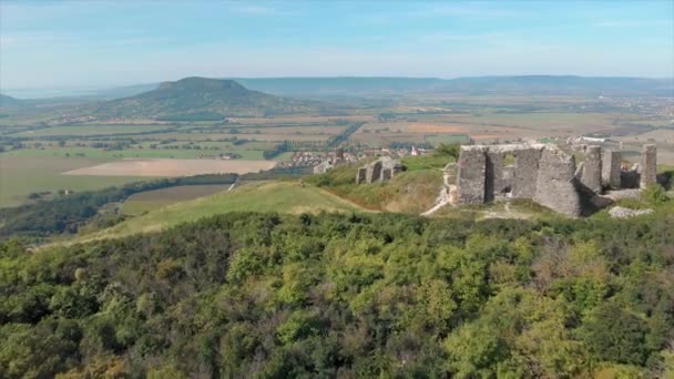 ハンガリーの Csobanc の丘の上の美しい古代の城からドローン映像 — ストック動画