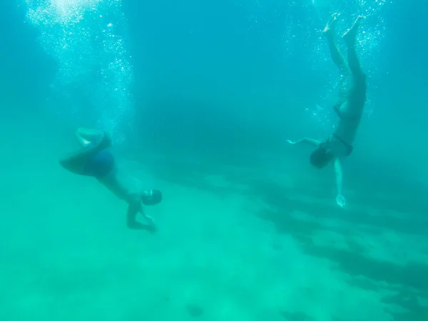 Casal Jovem Nadando Uma Água Oceano Transparente Espanha — Fotografia de Stock