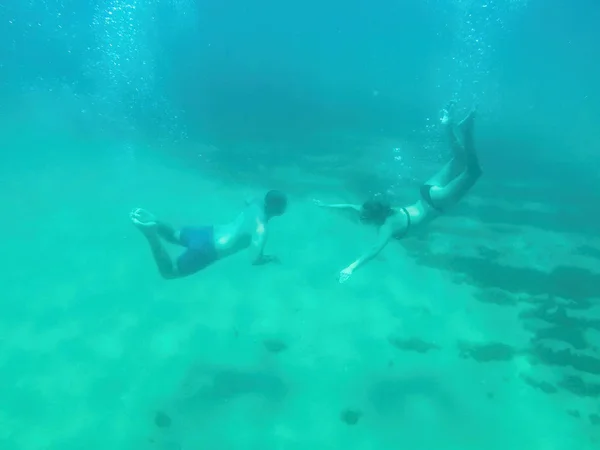 Genç Çift Spanya Şeffaf Okyanus Yüzme — Stok fotoğraf