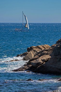 Costa Brava İspanya okyanusta üzerinde güzel Yelkenli