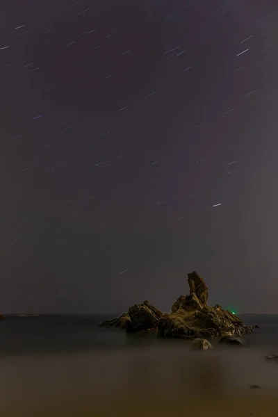 Foto Lunga Esposizione Notturna Cielo Con Molte Stelle Sopra Oceano — Foto Stock