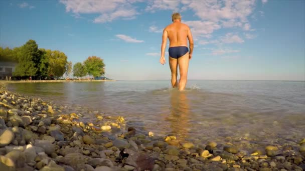 Jovem Caminhando Sobre Água Praia Lago Balaton Hungria Verão — Vídeo de Stock