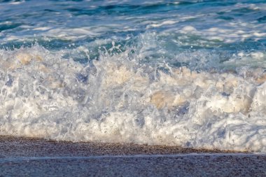 İn yakın bir dalga İspanyol sahilde damla