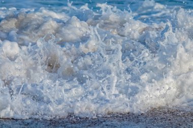 İn yakın bir dalga İspanyol sahilde damla