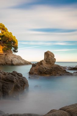 Gece uzun pozlama resimden bir gökyüzü, İspanyol Okyanusu üzerinden birçok yıldız