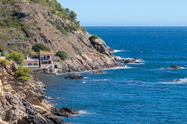 Bir İspanyolca yakınlarında kasaba Palamos Costa Brava, kıyı, ilginç bulutlar güzel mavi okyanus resimle