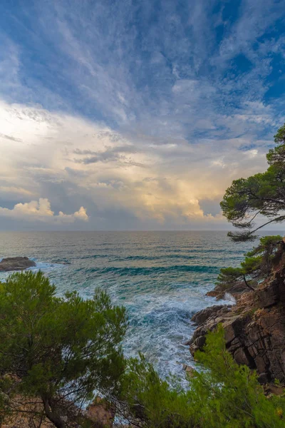 Hermosa Foto Del Océano Azul Con Nubes Interesantes Una Costa — Foto de Stock