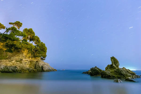 Foto Lunga Esposizione Notturna Cielo Con Molte Stelle Sopra Oceano — Foto Stock