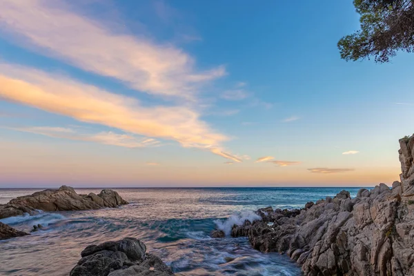 Рисунок Голубого Океана Интересными Облаками Испанском Побережье Коста Браве Недалеко — стоковое фото