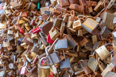 Pecs Macar bir şehirde sokakta birlikte birçok asma kilitler. 27. 08. 2018 Macaristan