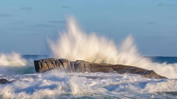 Velké Vlny Stříkající Skále Španělských Pobřežních Nedaleko Města Palamos — Stock fotografie