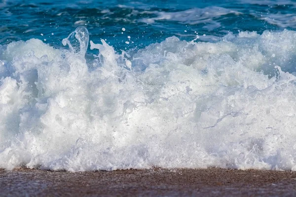 Zbliżenie Fali Spada Hiszpańskiej Plaży — Zdjęcie stockowe