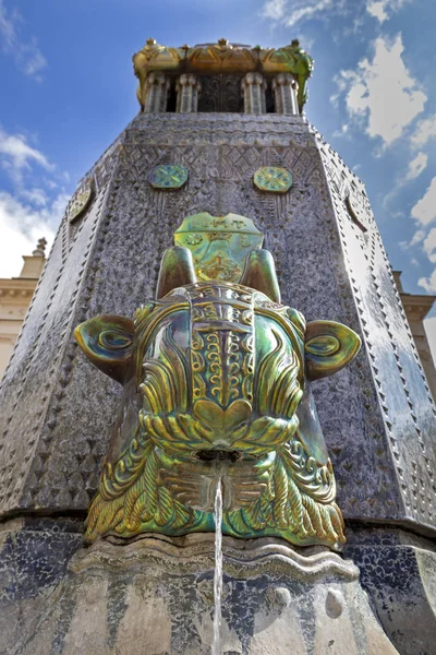 Bela Escultura Famosa Fonte Húngara Uma Fábrica Zsolnay Uma Cidade — Fotografia de Stock