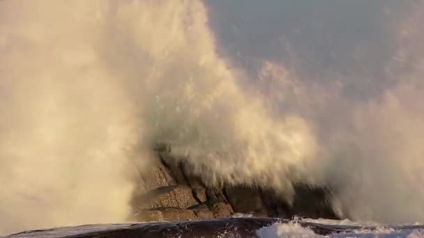 Bonitas Imágenes Movimiento Con Grandes Olas Una Costa Española — Vídeo de stock