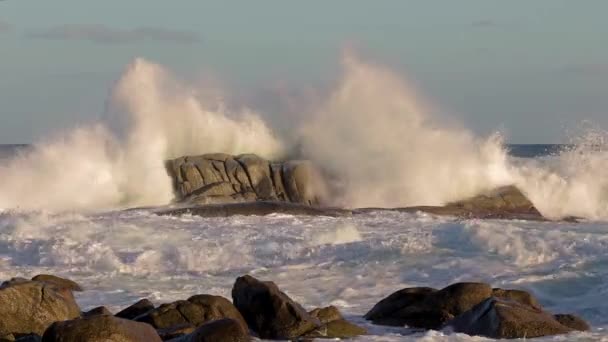 Mooie Motion Beelden Met Grote Golven Van Een Spaanse Kust — Stockvideo