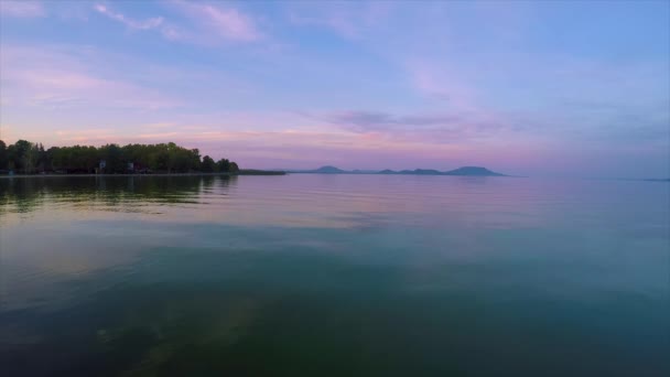 Agua Tranquila Lago Balaton Hungría Con Volcanes Antiguos — Vídeos de Stock