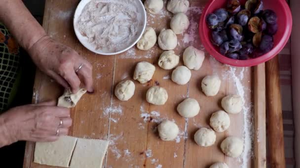 Венгерской Кухне Старшие Женщины Готовят Домашние Пастри Сливовые Пельмени — стоковое видео