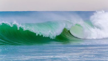 Bir Costa Brava yakınındaki kasaba Palamos İspanya'da, kıyı dan güzel büyük dalgalar