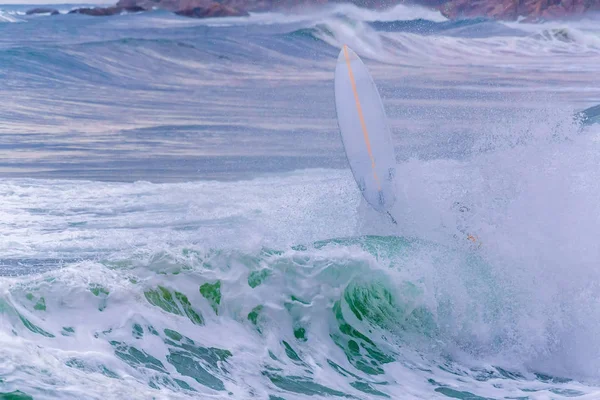 Surfař Velké Vlny Španělský Oceánu Costa Brava Nera Město Palamos — Stock fotografie