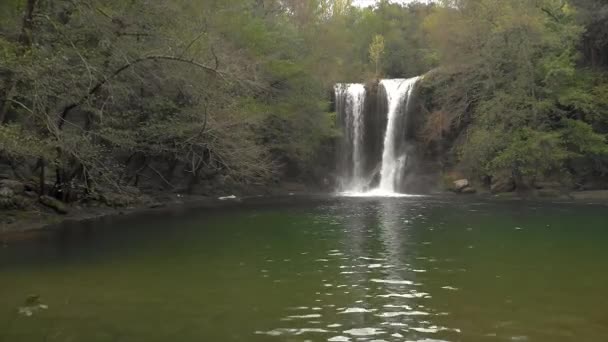 Красивый Водопад Лесу Испании Пасмурный День Кадры Дрона — стоковое видео