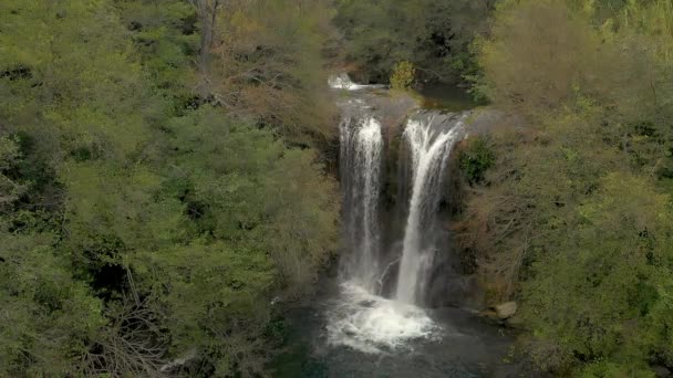 慢动作无人机镜头从一个美丽的瀑布在西班牙的森林阴天 — 图库视频影像