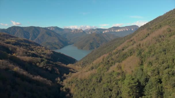 美しいスペインの風景 小さな村 Rupit の近く ドローンの映像 — ストック動画