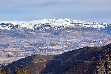 İspanya'dan güzel dağ siluet kışın yakınlarında küçük bir köy Alp