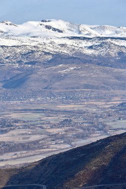 İspanya'dan güzel dağ siluet kışın yakınlarında küçük bir köy Alp