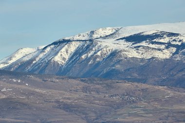 İspanya'dan güzel dağ siluet kışın yakınlarında küçük bir köy Alp