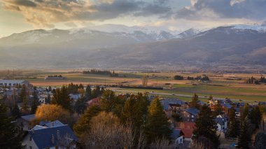 İspanya, güzel dağ siluet yakınlarında küçük bir köy Alp